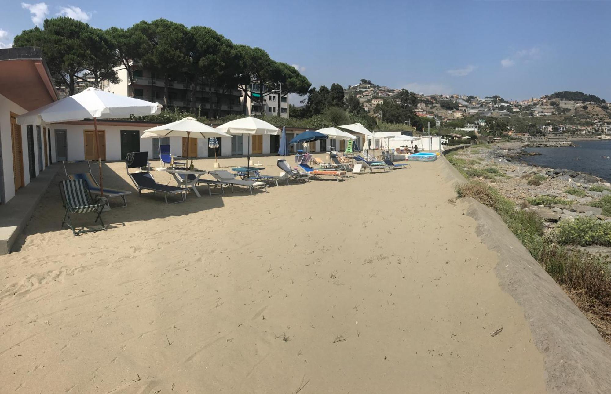 Tirrenia Beach House - Sea Front With Private Beach Sanremo Esterno foto