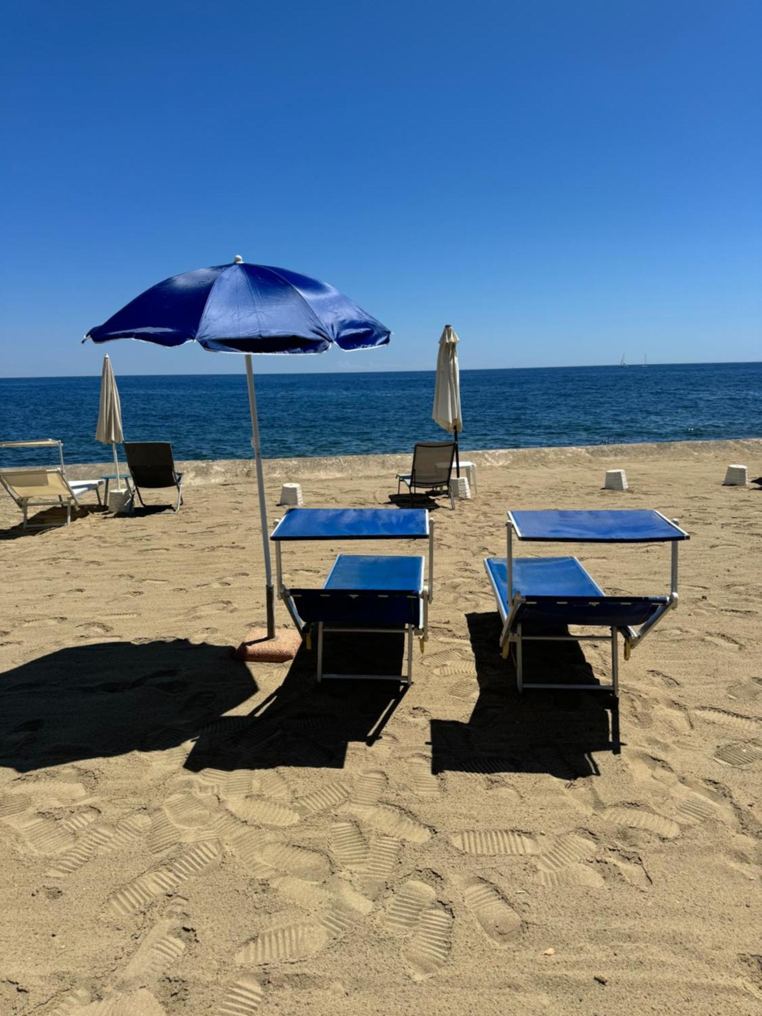 Tirrenia Beach House - Sea Front With Private Beach Sanremo Esterno foto