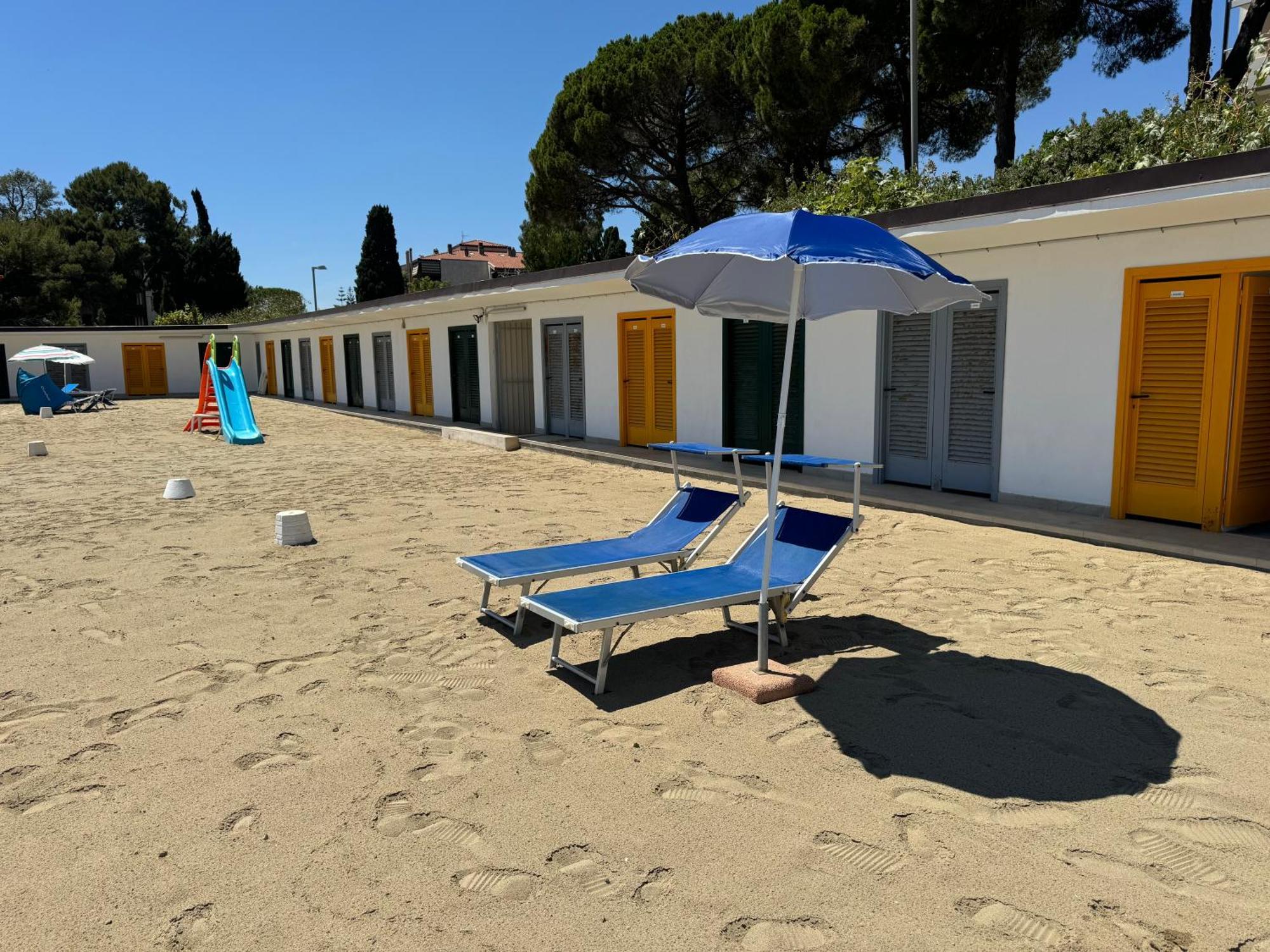 Tirrenia Beach House - Sea Front With Private Beach Sanremo Esterno foto