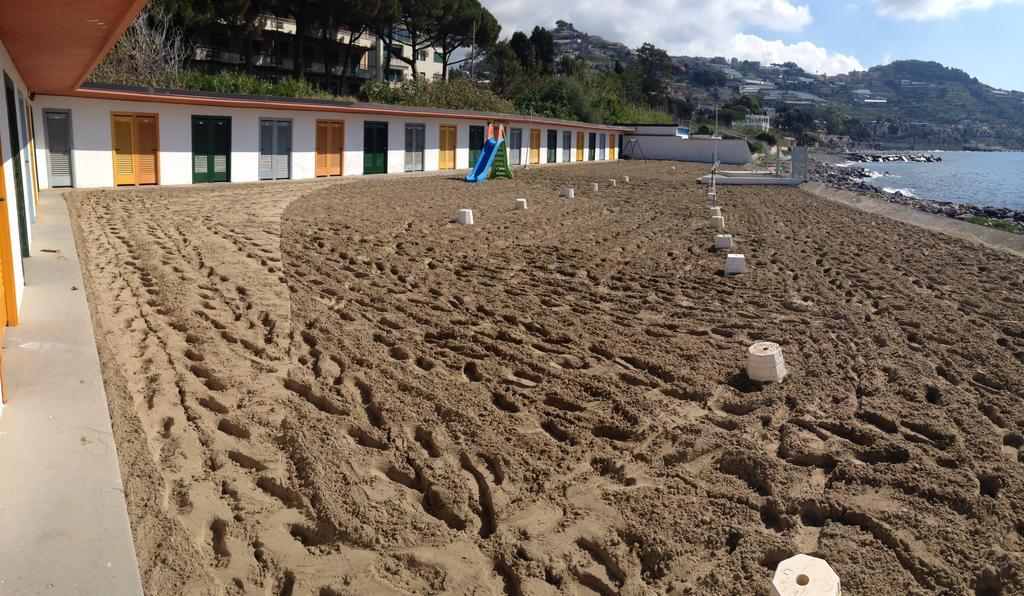 Tirrenia Beach House - Sea Front With Private Beach Sanremo Esterno foto