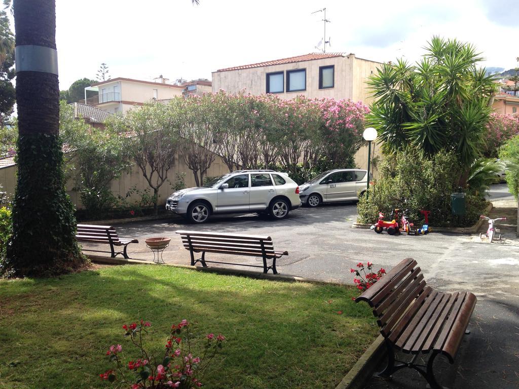 Tirrenia Beach House - Sea Front With Private Beach Sanremo Esterno foto